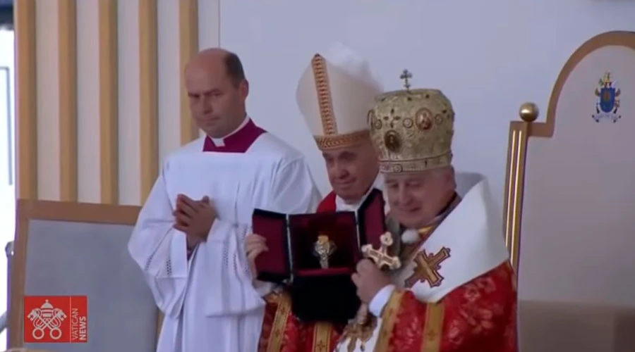 El Papa Francisco y Mons. Mons. Ján Babjak durante la Divina Liturgia Bizantina en Eslovaquia. Foto: Captura de pantalla?w=200&h=150