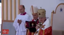 El Papa Francisco y Mons. Mons. Ján Babjak durante la Divina Liturgia Bizantina en Eslovaquia. Foto: Captura de pantalla