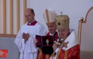 El Papa Francisco y Mons. Mons. Ján Babjak durante la Divina Liturgia Bizantina en Eslovaquia. Foto: Captura de pantalla 