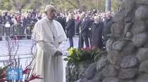 Papa Francisco ante monumento por víctimas del comunismo en Lituania, en el exterior del Museo de la Ocupación. Foto: Captura de video / Vatican Media.
