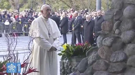 El Papa Francisco reza por víctimas del comunismo en Lituania [VIDEO]