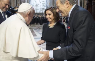Nancy Pelosi y su esposo, Paul Pelosi, saludan al Papa Francisco en la Basu00edlica de San Pedro este 29 de junio. Cru00e9dito: Vatican Media. 