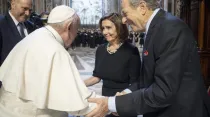 Nancy Pelosi y su esposo, Paul Pelosi, saludan al Papa Francisco en la Basílica de San Pedro este 29 de junio. Crédito: Vatican Media.