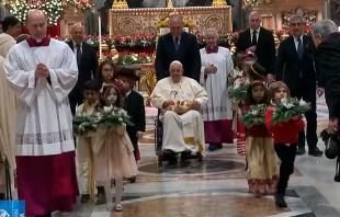 El Papa Francisco al final de la Misa de Nochebuena en el Vaticano. Cru00e9dito: Vatican Media (captura de video) 