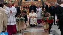 El Papa Francisco al final de la Misa de Nochebuena en el Vaticano. Crédito: Vatican Media (captura de video)