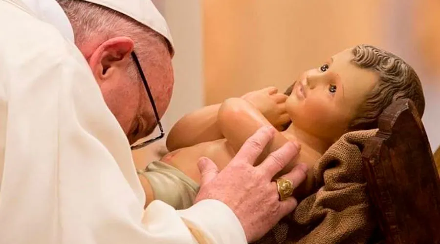 El Papa Francisco adora al Niño Jesús. Crédito: Daniel Ibáñez (ACI)