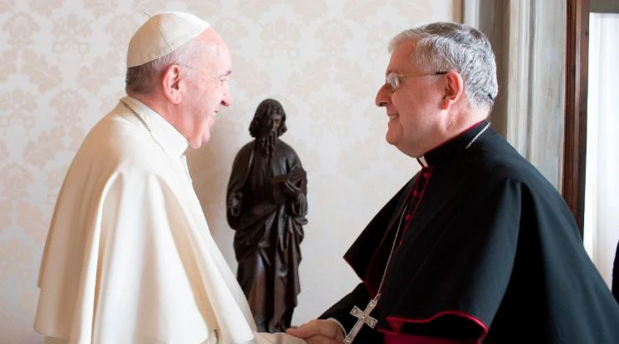 Mons. Giambattista Diquattro con el Papa en una imagen de archivo. Foto: Vatican Media?w=200&h=150