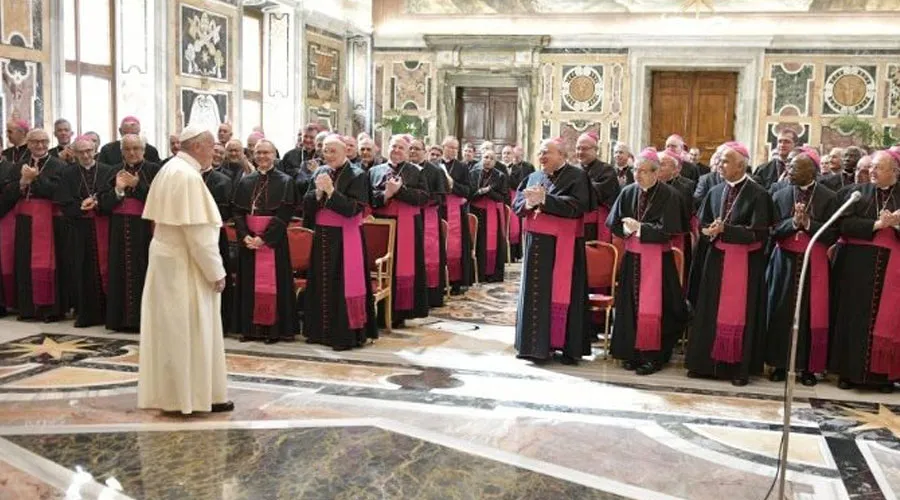 El Papa Francisco y los nuncios en el Vaticano. Crédito: Vatican Media?w=200&h=150