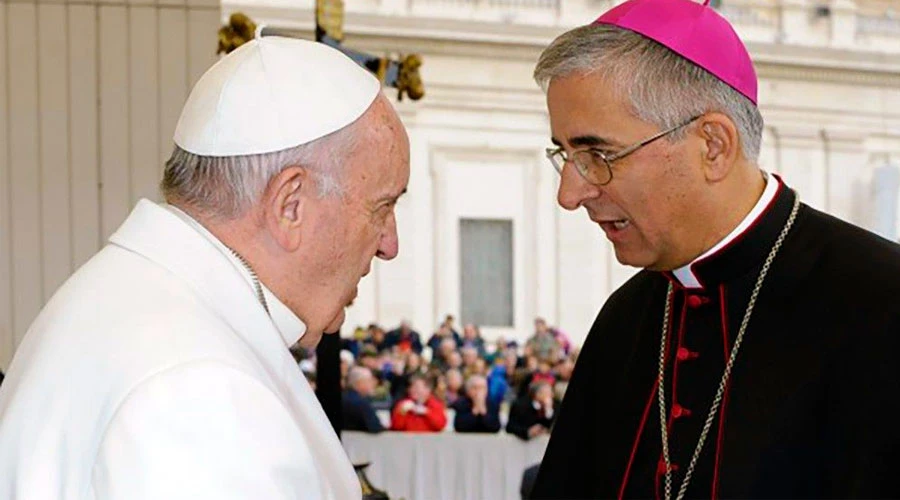 El Papa Francisco con Mons. Antonio Napolioni en una imagen de archivo. Foto: Vatican Media?w=200&h=150