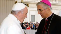 El Papa Francisco con Mons. Antonio Napolioni en una imagen de archivo. Foto: Vatican Media