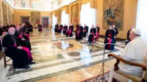 El Papa Francisco en su reunión de marzo de 2020 con los obispos franceses. Crédito: Vatican Media