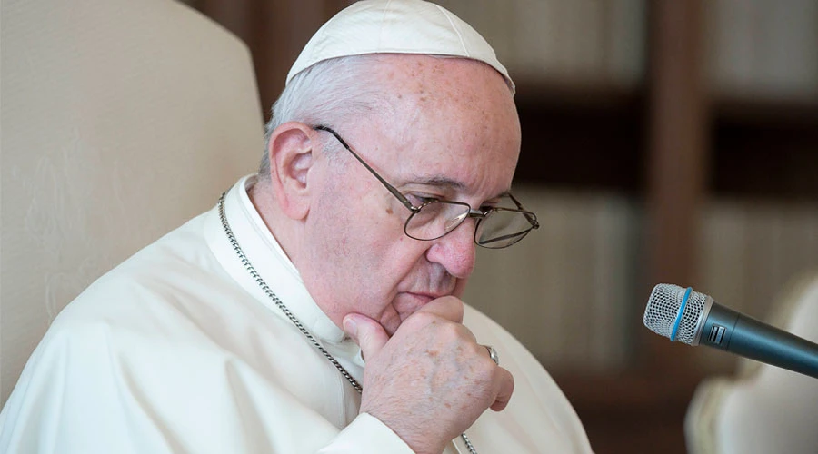 El Papa Francisco en oración. Foto: Vatican Media?w=200&h=150