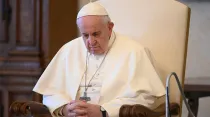 El Papa reza durante la Audiencia General. Foto: Vatican Media