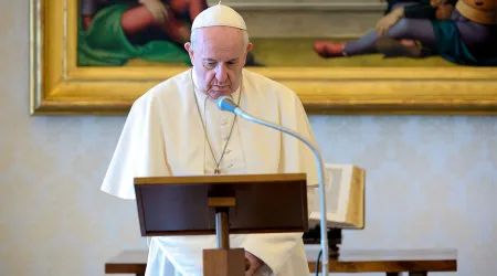 Papa Francisco da el pésame a la reina de Inglaterra por el fallecimiento de su marido