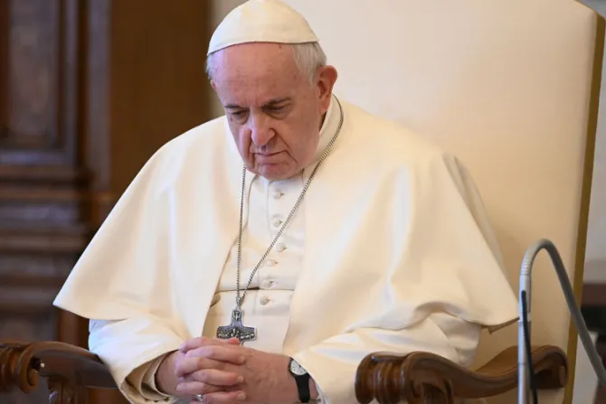 El Papa invita a confiarse a la Divina Misericordia y a Juan Pablo II por el coronavirus