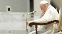 El Papa en oración durante una audiencia. Foto: Vatican Media