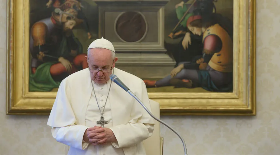 El Papa Francisco reza durante la Audiencia General. Foto: Vatican Media