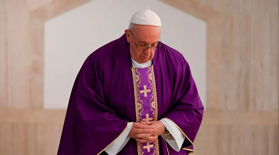 El Papa Francisco en oración. Foto: Vatican Media