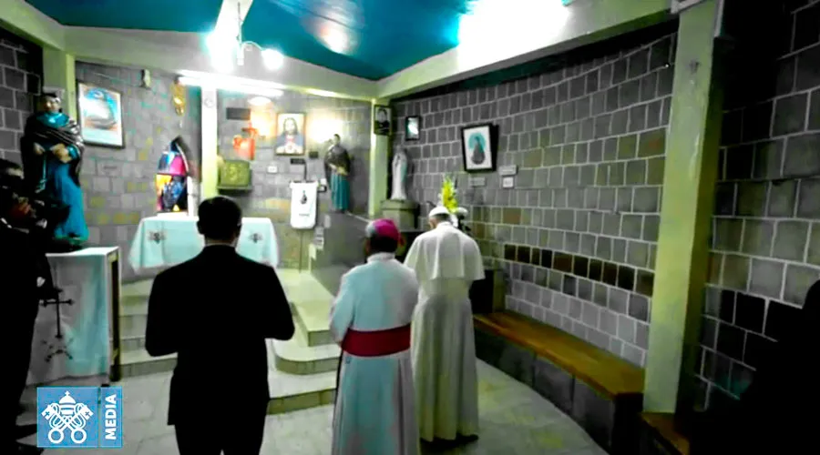 El Papa Francisco reza ante la tumba de la beata Rasoamanarivo. Foto: Captura YouTube?w=200&h=150