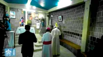 El Papa Francisco reza ante la tumba de la beata Rasoamanarivo. Foto: Captura YouTube