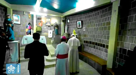 El Papa reza en silencio en Madagascar ante la tumba de la beata Rasoamanarivo