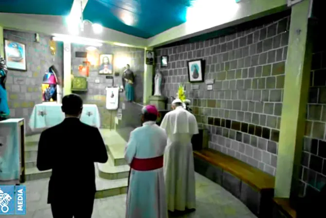 El Papa reza en silencio en Madagascar ante la tumba de la beata Rasoamanarivo