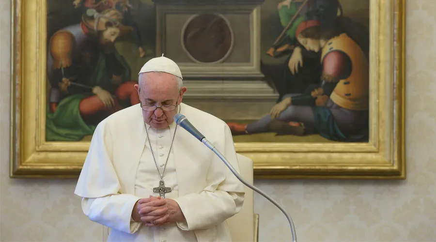 El Papa anima a redescubrir en mayo la belleza de rezar el Rosario en familia