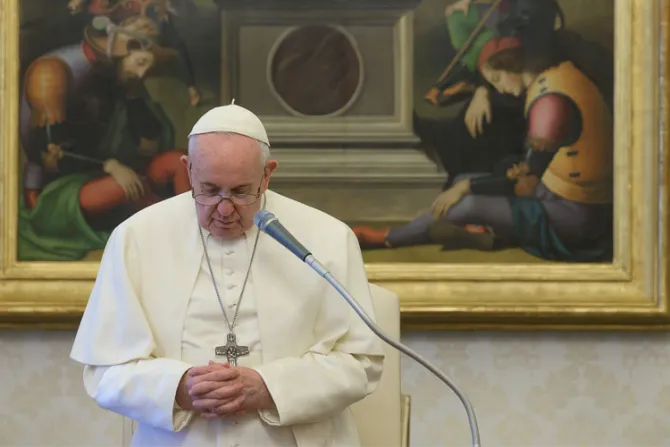 El Papa anima a redescubrir en mayo la belleza de rezar el Rosario en familia