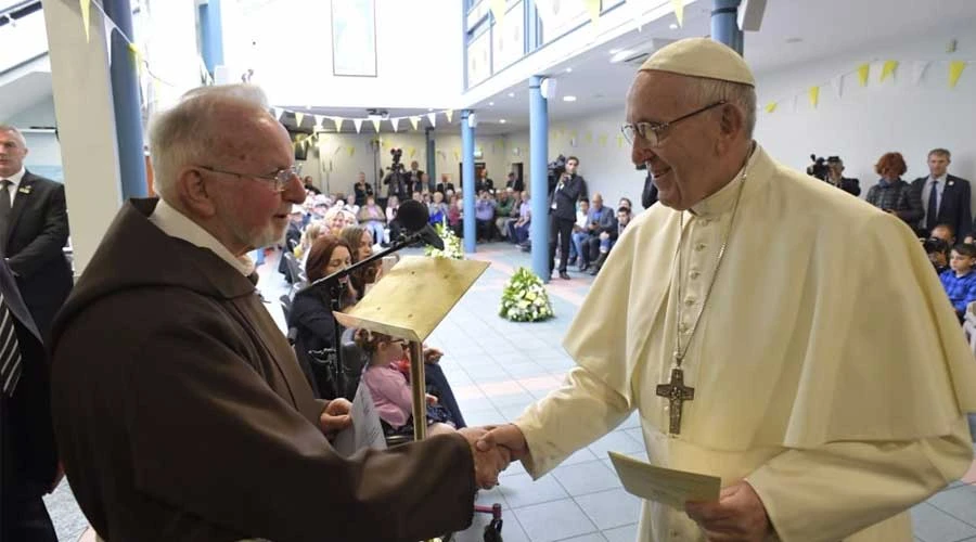 Papa Francisco saluda a padre capuchino en hogar de acogida a familias sin techo en DublÃ­n, Irlanda. Foto: Vatican Media / ACI Prensa.