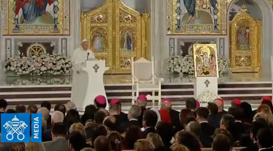 El Papa Francisco en la catedral ortodoxa de Rumanía. Crédito: Captura de video (Vatican News)