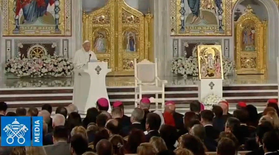 El Papa Francisco en la catedral ortodoxa de Rumanía. Crédito: Captura de video (Vatican News)?w=200&h=150