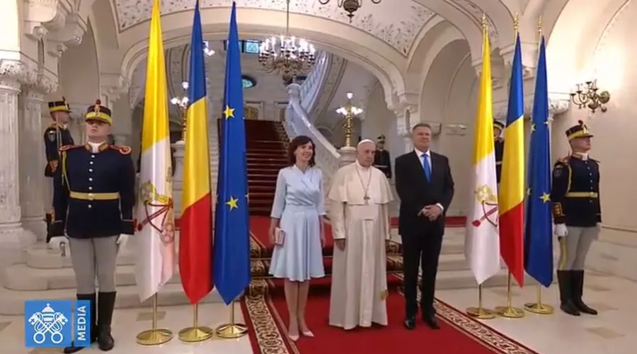 El Papa Francisco junto con el Presidente de Rumanía y su mujer. Foto: Captura de Youtube