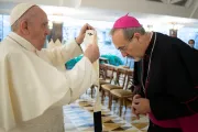 El Papa Francisco impone el palio al nuevo Patriarca Latino de Jerusalén