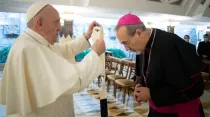 El Papa impone el Palio a Mons. Pizzaballa. Foto: Vatican Media