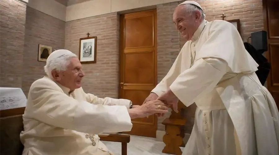 Papa Francisco con Benedicto XVI. (Foto de archivo). Crédito: Vatican Media