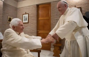 Papa Francisco con Benedicto XVI. (Foto de archivo). Cru00e9dito: Vatican Media 