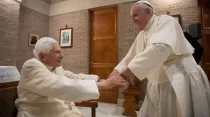 Papa Francisco con Benedicto XVI. Foto: Vatican Media