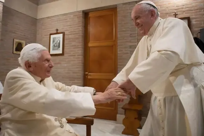 Papa Francisco: Agradecemos sinceramente a Dios por habernos dado al Papa Benedicto XVI