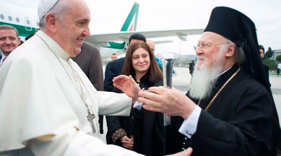 El Papa Francisco y el Patriarca Bartolomé en una imagen de archivo. Foto: Vatican Media