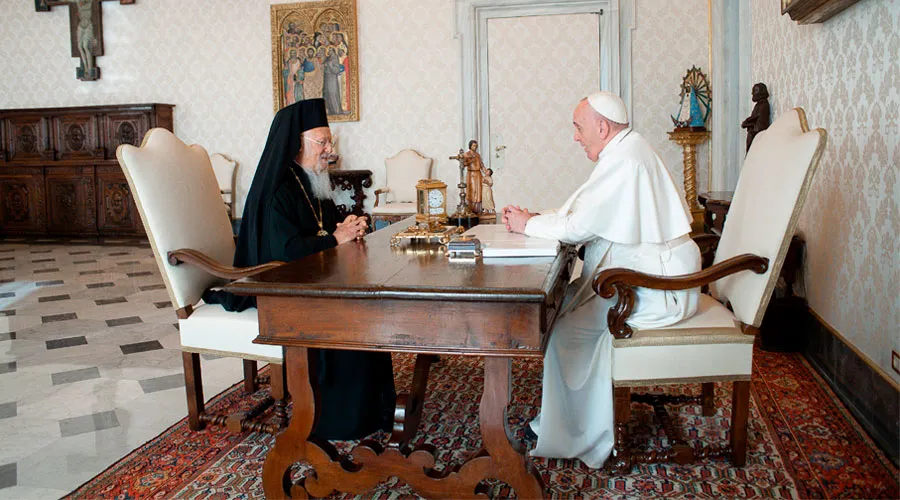 El Papa Francisco conversa con el Patriarca Bartolomé. Foto: Vatican Media