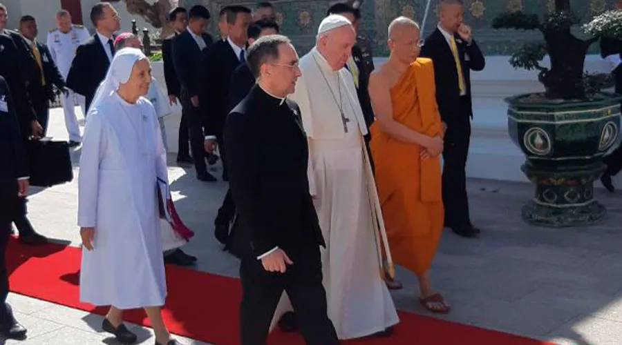 El Papa camina junto con el Patriarca Supremo de los Budistas. Foto: Papal Flight Press Pool?w=200&h=150