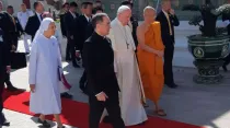 El Papa camina junto con el Patriarca Supremo de los Budistas. Foto: Papal Flight Press Pool
