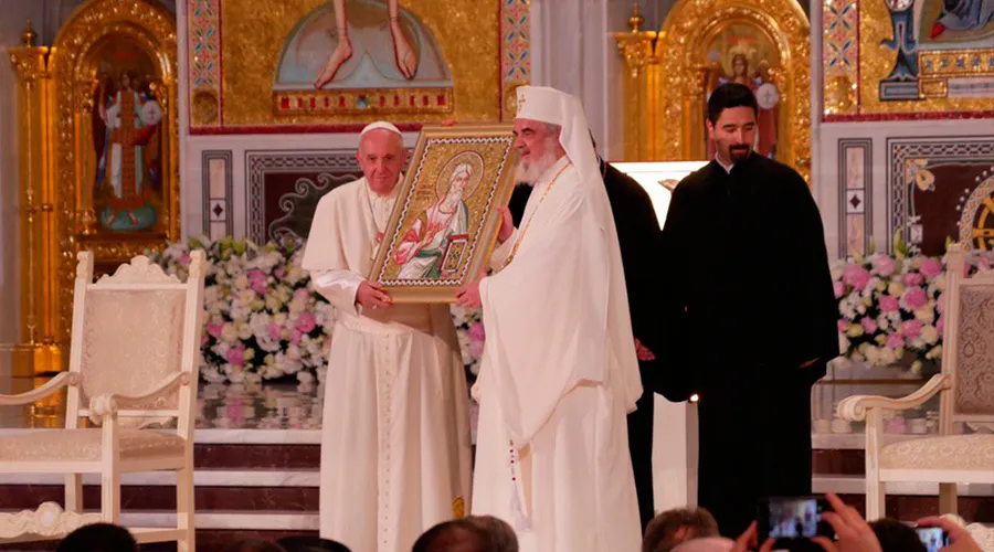Papa Francisco junto a Patriarca de la Iglesia Ortodoxa.Crédito: Vatican Media?w=200&h=150