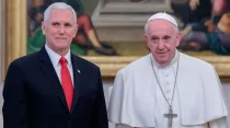 El Papa Francisco junto con el vicepresidente Mike Pence. Foto: EWTN-ACI Prensa/Daniel Ibáñez/Vatican Pool