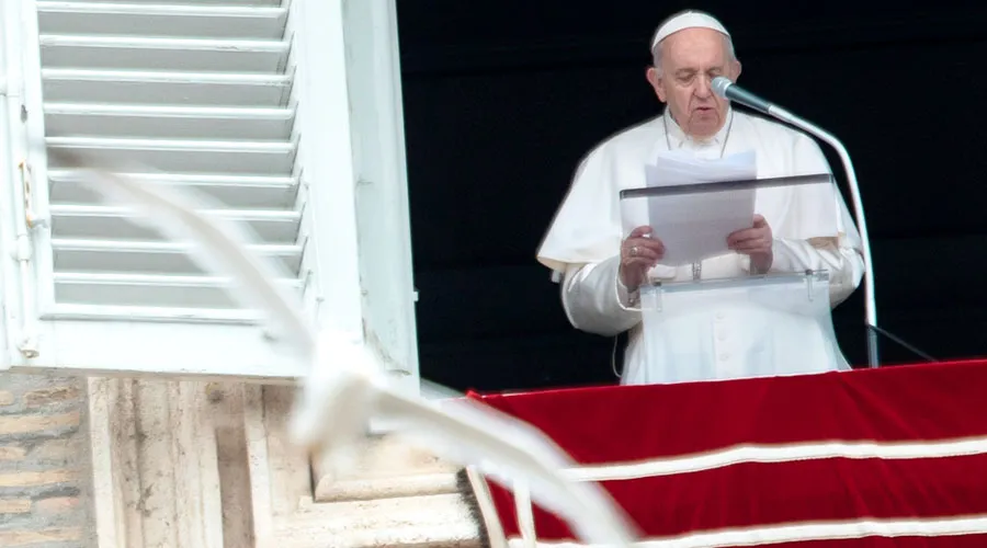 El Papa dirige el rezo del Regina Coeli desde el Palacio Apostólico. Foto: Daniel Ibáñez / ACI Prensa