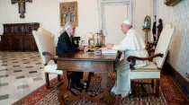 El Papa Francisco junto con el presidente Sebastián Piñera. Foto: Vatican Media