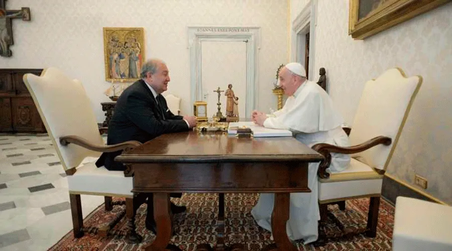 El Papa conversa con el presidente de Armenia. Foto: Vatican Media