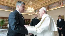 El Papa Francisco saluda al presidente croata. Foto: Vatican Media