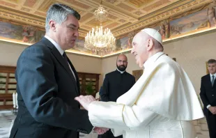 El Papa Francisco saluda al presidente croata. Foto: Vatican Media 
