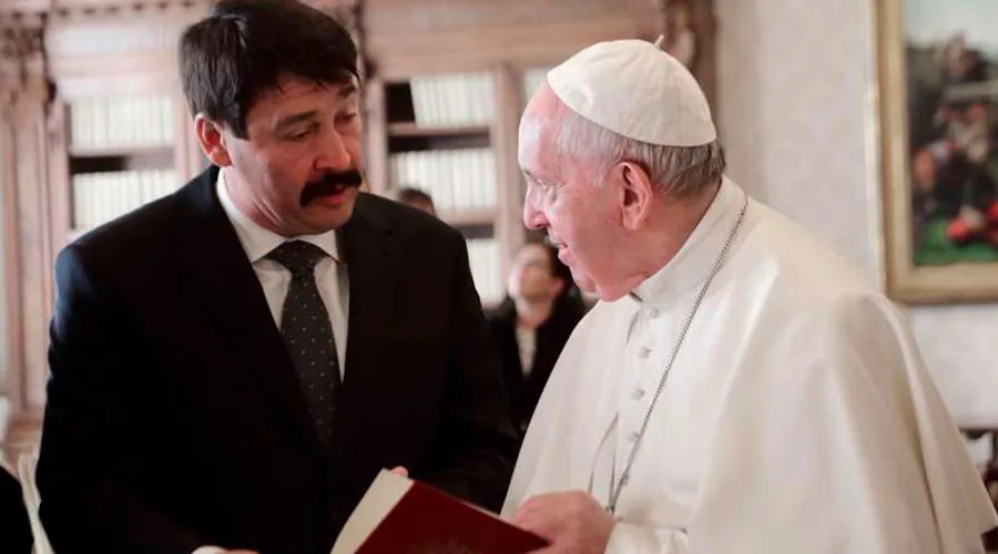 El Papa Francisco y el presidente de Hungría. Foto: EWTN - ACI Prensa / Evandro Inetti / Vatican Pool?w=200&h=150